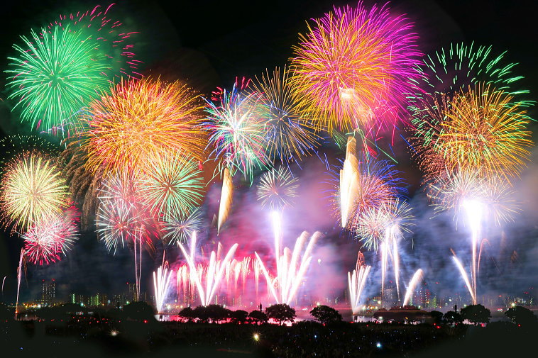 浦安市で月に花火大会開催発の花火との夢のコラボレーション